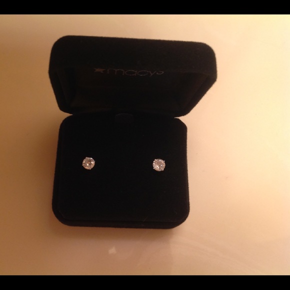 Jewelry - 💯Genuine Diamond Solitaire Stud Earrings GORGEOUS